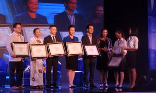 Ban tổ chức tặng hoa cho các diễn giả tham gia diễn đàn.