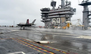 Một chiếc F-35C hạ cánh xuống tàu sân bay USS Dwight D. Eisenhower (Ảnh: wtkr).