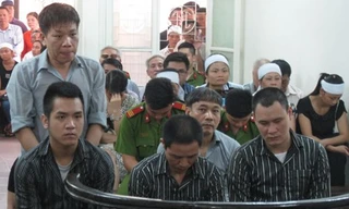 Bị cáo Lê Trung Kiên (áo xám, đứng) cùng các bị cáo tại toà sơ thẩm. Ảnh: An ninh thủ đô.