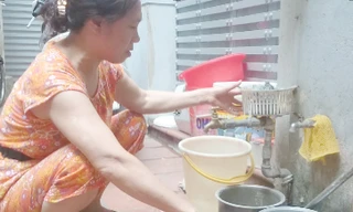 Bác Chu Thị Oanh vặn vòi nước nhưng không hề có một giọt nào. Ảnh: Thanh Hà.