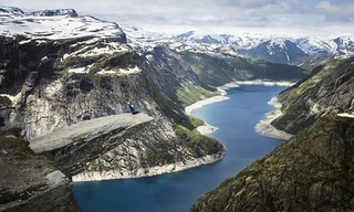 Mỏm núi Trolltunga là một địa điểm rất thu hút khách du lịch tại Na Uy.