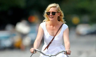 Sao Hollywood quyến rũ dạo phố với xe đạp