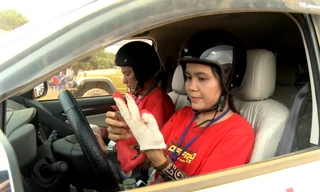 Tay lái nữ trổ tài thi offroad tại VOC 2015