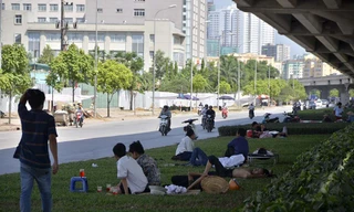 [ẢNH] Muôn kiểu trốn nắng nóng gần 40 độ C ở Hà Nội