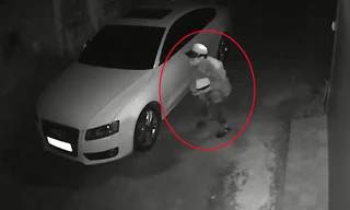 Camera ghi lại cảnh nam thanh niên vặt trộm gương Audi A5