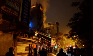 Đám cháy lớn bùng phát trong đêm khiến nhiều người hoảng sợ.