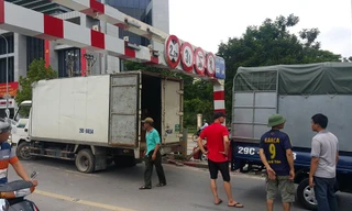 Chiếc xe tải phải xịt hết hơi mới có thể thoát ra ngoài.