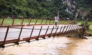 Thót tim nhìn dân vùng lũ liều mình đi trên cầu sắp đổ 