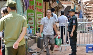 Nạn nhân biệt thự Pháp đổ sập được về lấy đồ đạc