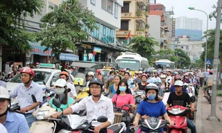 Tắc đường cả cây số, xe máy lao lên vỉa hè 'thoát thân'