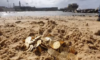 Số xu vàng cổ tìm thấy ngoài khơi Caesarea, phía Bắc Tel Aviv - Israel được trưng bày hôm 18/2. Ảnh: Reuters