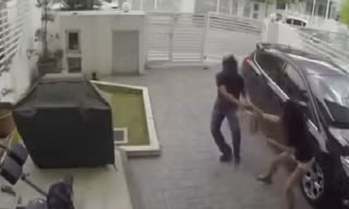 10 video ‘hot’: Tên cướp táo tợn xông vào nhà giật túi xách