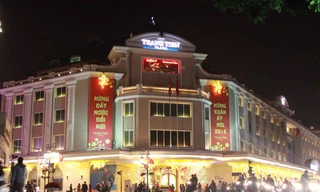 Trên các tuyến phố của Thủ đô Hà Nội được trang hoàng rực rỡ chuẩn bị đón năm mới sắp sang. 