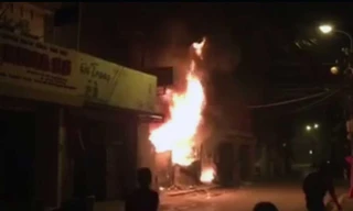 Clip lửa cháy ngùn ngụt tại cửa hàng tạp hóa trong đêm