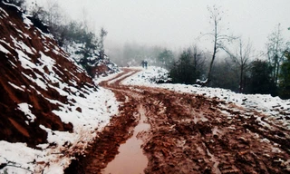 Dân “phượt” vượt đường lầy lội lên Y Tý ngắm tuyết