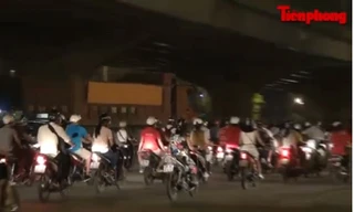 Clip đoàn xe tải chạy trên 'phố cấm, giờ cấm' ở Hà Nội