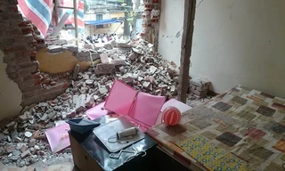 Căn phòng thủng một lỗ rộng, gạch, vữa rơi khắp nhà.