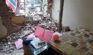 Căn phòng thủng một lỗ rộng, gạch, vữa rơi khắp nhà.