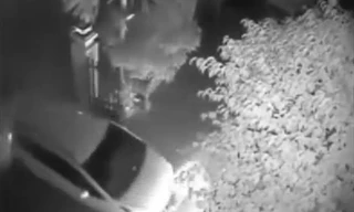 Ôtô 'điên' cuốn bé trai từ ngoài đường vào trong sân nhà