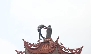 Nam thanh niên cố thủ trên nóc tòa tháp 11 tầng.