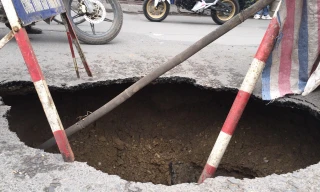 Cận cảnh 'hố tử thần' bất ngờ xuất hiện trên đường Đại Cồ Việt