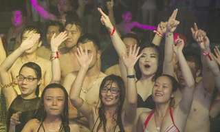 Giới trẻ Hà thành 'xõa' tưng bừng với tiệc bikini