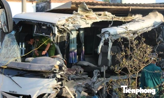 [VIDEO] Hai xe khách nát bét sau cú đâm kinh hoàng