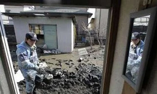 Bạn trẻ Nhật Bản dọn rác ở vùng bị động đất	Ảnh: Reuters