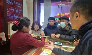 Người Hà Nội xếp hàng mua vàng trước ngày vía Thần tài