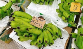 Chợ 'hét giá' hơn nửa triệu/nải chuối, nhiều người đổ vào siêu thị tìm mua