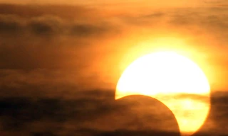 Các bạn trẻ ngắm nhật thực một phần ở Hà Nội