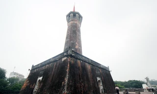 Cột cờ Hà Nội chi chít các hình vẽ bậy