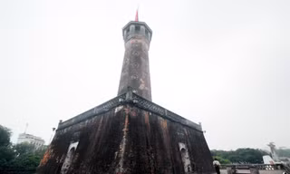 Cột cờ Hà Nội chi chít các hình vẽ bậy