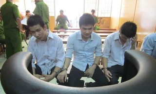 Nửa đêm cầm gậy ra đường, 3 trai quê vào tù