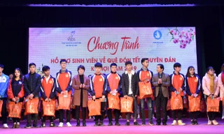 Các sinh viên có hoàn cảnh khó khăn được tặng quà hỗ trợ về quê đón Tết Kỷ Hợi. Ảnh: Vương Đức