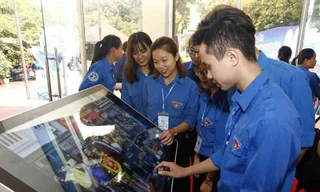 Bạn trẻ trải nghiệm không gian sáng tạo tại đại hội