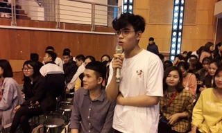 Các bạn trẻ đặt các câu hỏi với diễn giả tại talkshow