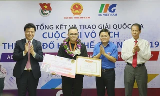 BTC cuộc thi trao giải Nhất cho Trần Ngọc Anh Khoa, sinh viên Trường Đại học Hoa Sen (TPHCM). Ảnh: BẢO ANH