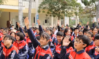 Học bổng “Vì mái trường xanh” góp phần thúc đẩy các em ý thức phân loại rác thải, bảo vệ môi trường và giúp bạn đến trường.