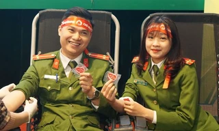 Vợ chồng chiến sĩ công an cùng đi hiến máu