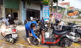 Đoàn xã Thanh Chi rửa xe gây quỹ 