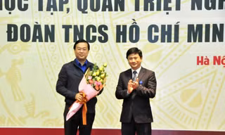 Bí thư thứ nhất T,Ư Đoàn Lê Quốc Phong nhận hoa chúc mừng thành công ĐH Đoàn toàn quốc lần thứ XI từ Đảng ủy Tập đoàn VNPT trao tặng.