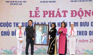 Bí thư Trung ương Đoàn, Chủ tịch Hội đồng Đội Trung ương Nguyễn Ngọc Lương tặng quà cho trường Tiểu học Trung Tự.