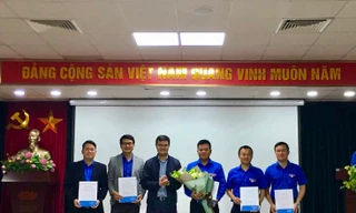 Bí thư T.Ư Đoàn Bùi Quang Huy chúc mừng Ban chủ nhiệm CLB Lý luận trẻ.