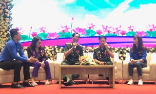 Các thương binh nặng giao lưu với các bạn trẻ về những năm tháng tham gia cách mạng, cống hiến thanh xuân, một phần cơ thể cho Tổ quốc.