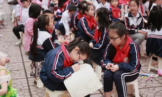 Các em học sinh hào hứng tham gia cuộc thi vẽ Vì một Việt Nam xanh