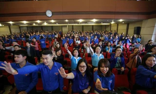 Đông đảo sinh viên tham gia chương trình đối thoại về bình đẳng giới và an toàn cho phụ nữ và trẻ em. Ảnh: Như Ý