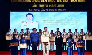 Bà Trương Thị Mai, Ủy viên Bộ Chính trị, Trưởng ban Dân vận T.Ư và anh Lê Quốc Phong, Bí thư thứ nhất T.Ư Đoàn, Chủ tịch T.Ư Hội LHTN Việt Nam trao Bằng phần thưởng cho các cán bộ, công chức, viên chức trẻ giỏi 2019. Ảnh: Bảo Anh