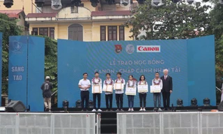 Các sinh viên nghèo vượt khó nhận học bổng trị giá 24 triệu đồng/suất