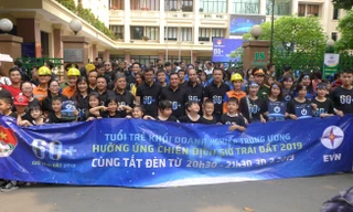 Các đại biểu và đông đảo đoàn viên, thanh niên hưởng ứng Giờ trái đất.